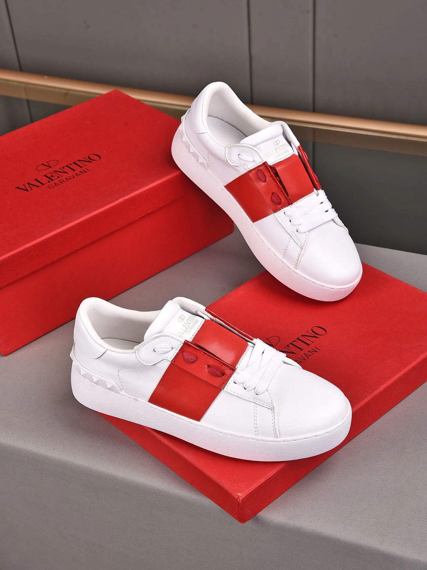 Men's shoes 440💰 (men and women couples) Valentino classic color matching series casual shoes. Made with heavy craftsmanship, good products pay attention to every detail. A must-have trendy item that can be worn all year round, it has been worn by many celebrities and Internet celebrities~~Imported cowhide surface, unique design concept, sheepskin lining, counter quality. Women’s clothing 35-40. Men’s clothing 39-44, 45-46 (returns and exchanges are not supported for custom-made items)